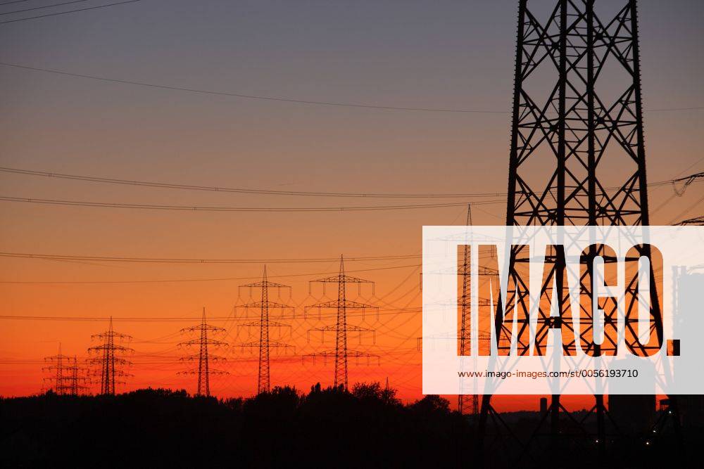 Strommasten, Hochspannungsleitungen, Energieversorgung. Sonnenuntergang, zwischen Essen, Bottrop und Oberhausen, NRW, Deutschland, Europa