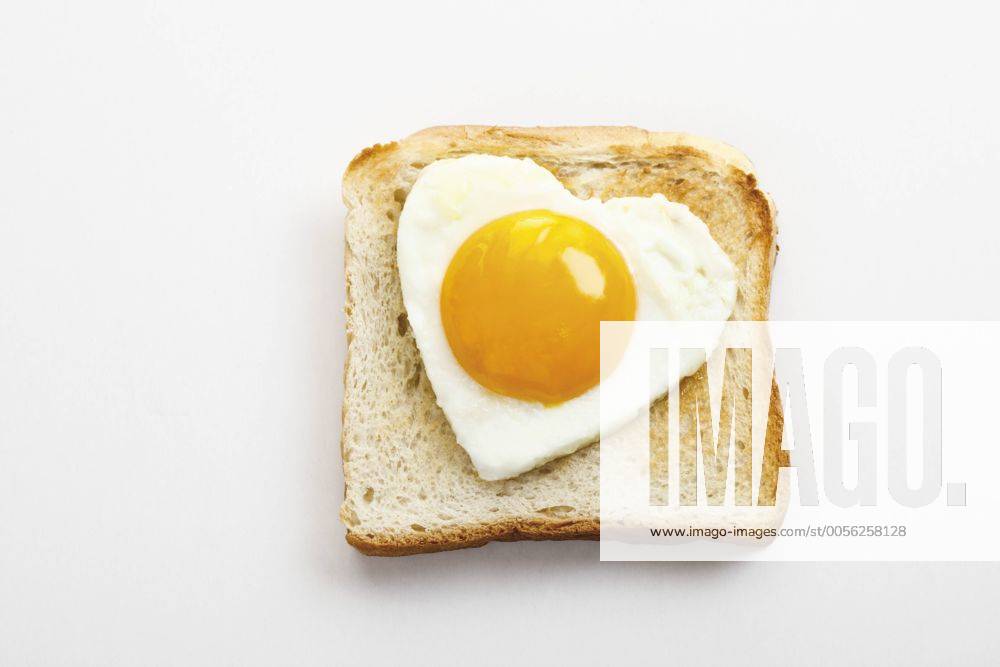 Toast mit Spiegelei in Herzform ibxkim02060037