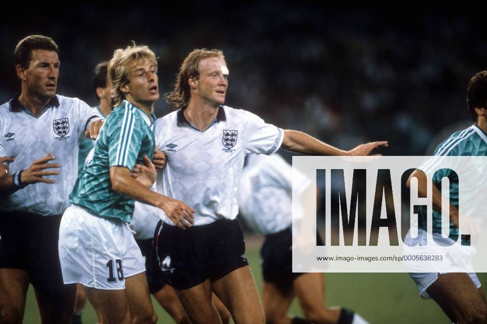 Jürgen Klinsmann (BR Deutschland, 2. v. li.) gegen Mark Wright (re.) und Terry Butcher (beide England) - DEUTSCHSPRACHIGE SPORTZEITSCHRIFTEN UND -ZEITUNGEN NUR NACH RÜCKSPRACHE Fußball WM Herren WM Halbfinale 1990, Länderspiel, Nationalteam, Nationaltrikot, BRD - England 4:3 i.E. Gruppe Turin