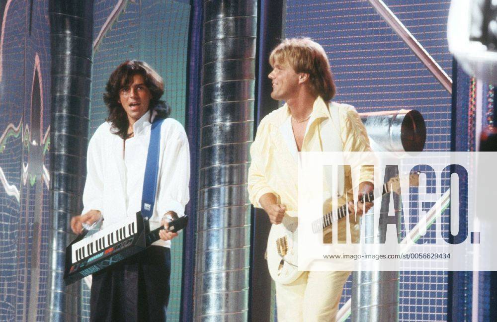 Modern Talking Thomas Anders (li.) mit Dieter Bohlen 05 85 vZ Mann Musik Gruppe Duo Gesang Pop Auftritt Konzert STUDIO Dekoration Kulisse leger Instrument Keyboard Gitarre stehend spielend singend halb quer