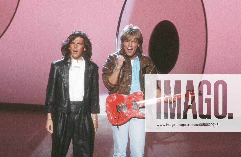 Modern Talking Thomas Anders (li.) mit Dieter Bohlen 12 85 ru Mann Musik Gruppe Duo Gesang Pop Auftritt Konzert STUDIO Dekoration Kulisse leger Lederjacke stehend Instrument Gitarre singend halb quer