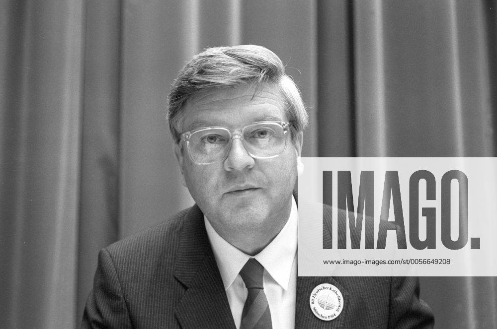 Prof. Hans Maier (Politiker) 07 84 haef Prof. Hans Maier im Juli 1984 Mann Deutschland deutsch Deutscher Politik CSU Politikwissenschaft Politikwissenschaftler Wissenschaftler Bayern bayrischer german historian scientist quer Portrait neutral halb sw