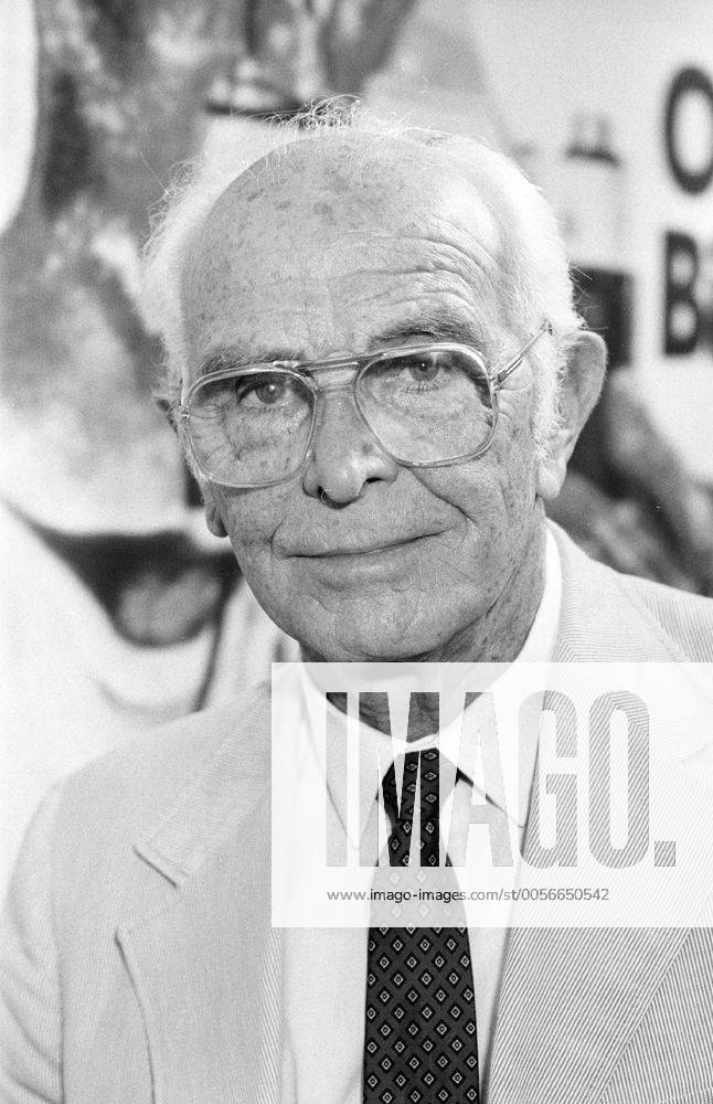 Prof. Dr. Bernhard Grzimek (Tierfilmer) 10 86 rag Prof. Dr. Bernhard Grzimek während der Frankfurter Buchmesse 1986 Deutschland deutsch Deutscher Deutsche Männer Mann TV Fernsehen Fotografie Tier Tierfilm Tierfilmer Tierschutz Tierschützer Umweltschützer Umweltschutz Zoologe Verhaltensforscher Fernsehmoderator Moderator Moderation TV Fernsehen Film grauhaarig Halbglatze seriös Sakko Anzug Hemd Krawatte Brille Hochformat hoch Portrait lächelnd Frankfurt Main sw