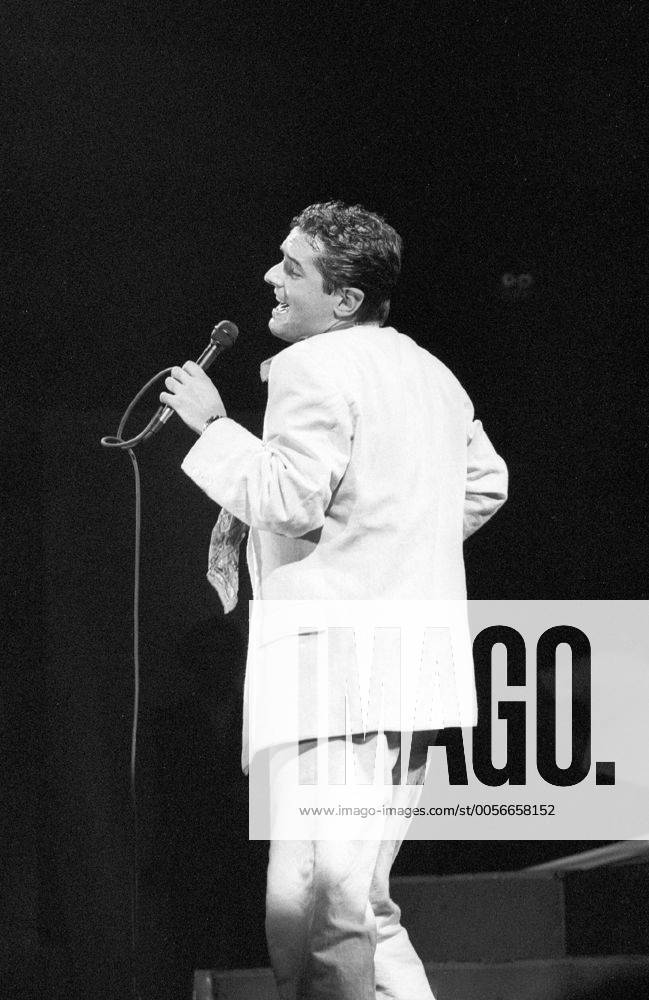 Falco (Sänger, Musiker) 10 86 dar Falco bei einem Konzert im Oktober 1986 Mann Gesang Musik Pop Rock Künstler Österreicher Österreich österreichisch österreichischer Johann Hölzel Bühne Auftritt Show seitlich singend Mikro Mikrofon in der Hand haltend seriös Anzug Hose Sakko Jackett Krawatte Gelfrisur zurückgekämmt dunkelhaarig halb Singer Music Musician Performance Stage hoch sw