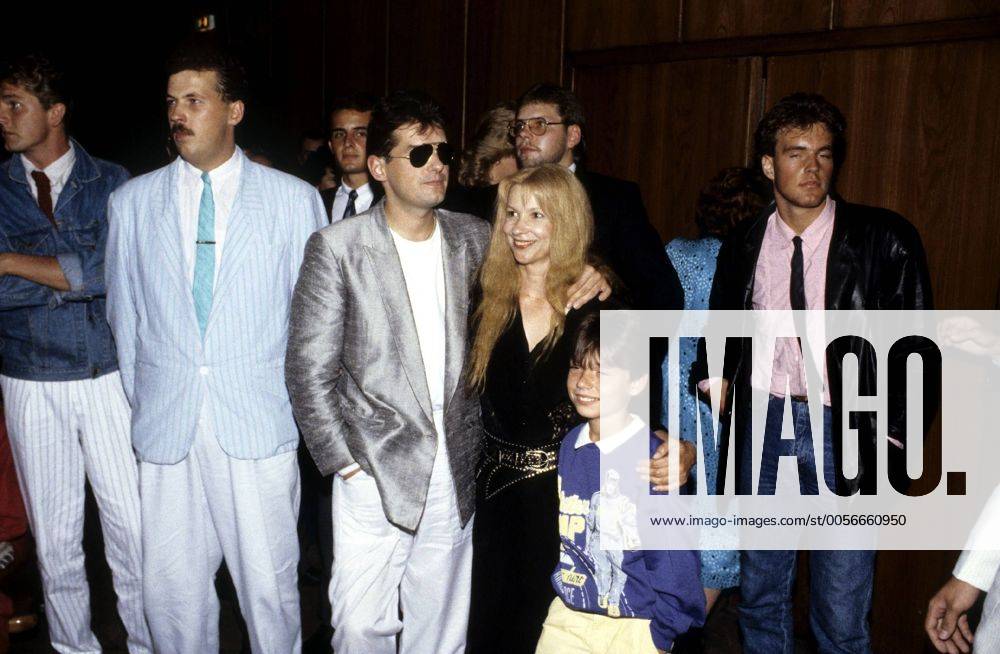 Mitte: Falco, Ursela Monn mit Sohn Mark-Dara 08 86 rag Österreich Musik Pop leger stehend Saal dunkel Menschen angelehnt umarmend halb quer lächelnd
