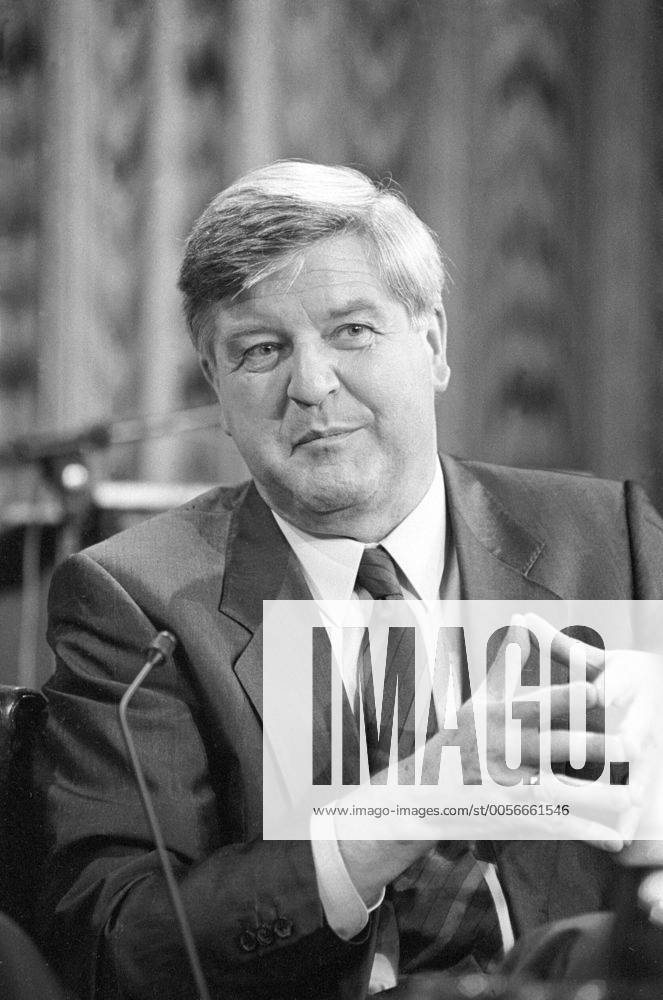 Prof. Hans Maier (Politiker) 11 86 - Prof. Hans Maier im November 1986 Mann Deutschland deutsch Deutscher Politik CSU Politikwissenschaft Politikwissenschaftler Wissenschaftler Bayern bayrischer German historian scientist hoch Portrait neutral halb gestikulierend sw