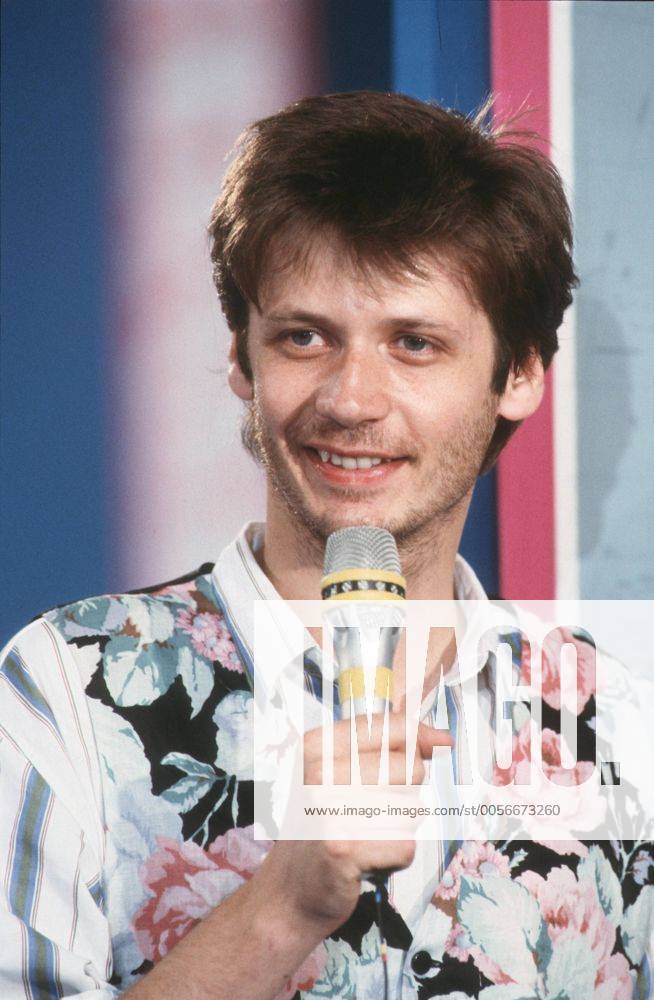 Günther Jauch (TV-Moderator) 09 87 ru Günther Jauch im September 1987 Deutschland deutsch Deutscher Mann Moderation TV Fernsehen Show Fernsehshow Journalismus Journalist dunkelhaarig kurzhaarig Hemd Weste leger unrasiert bärtig Dreitagebart german host presenter hoch Portrait lächelnd sprechend