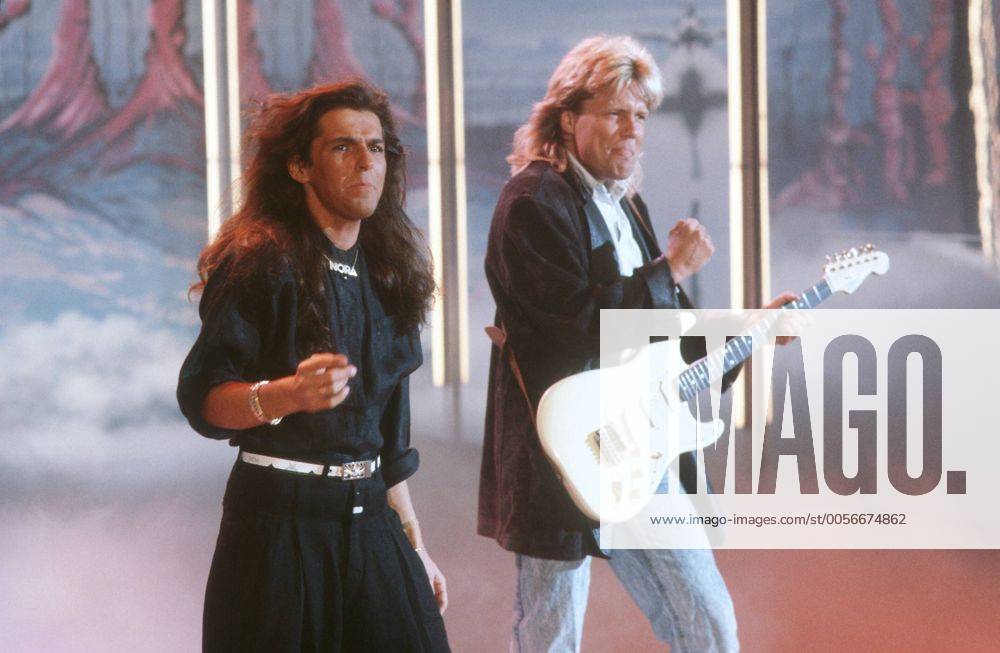Modern Talking Thomas Anders (li.) mit Dieter Bohlen 05 87 ru Mann Musik Gruppe Duo Gesang Pop Auftritt Konzert STUDIO Dekoration Kulisse leger stehend Instrument Gitarre singend halb quer
