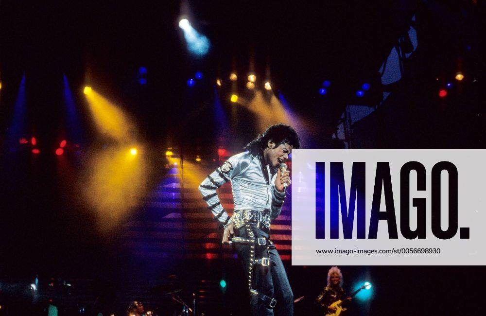 Michael Jackson (Sänger) 06 88 hof Michael Jackson während eines Konzertes im Juni 1988 Tour Tournee BAD Konzert live Auftritt Bühne Bühnenshow american singer USA Amerika Amerikaner amerikanischer Mann Musik Gesang Pop Soul dunkelhaarig langhaarig quer halb stehend singend