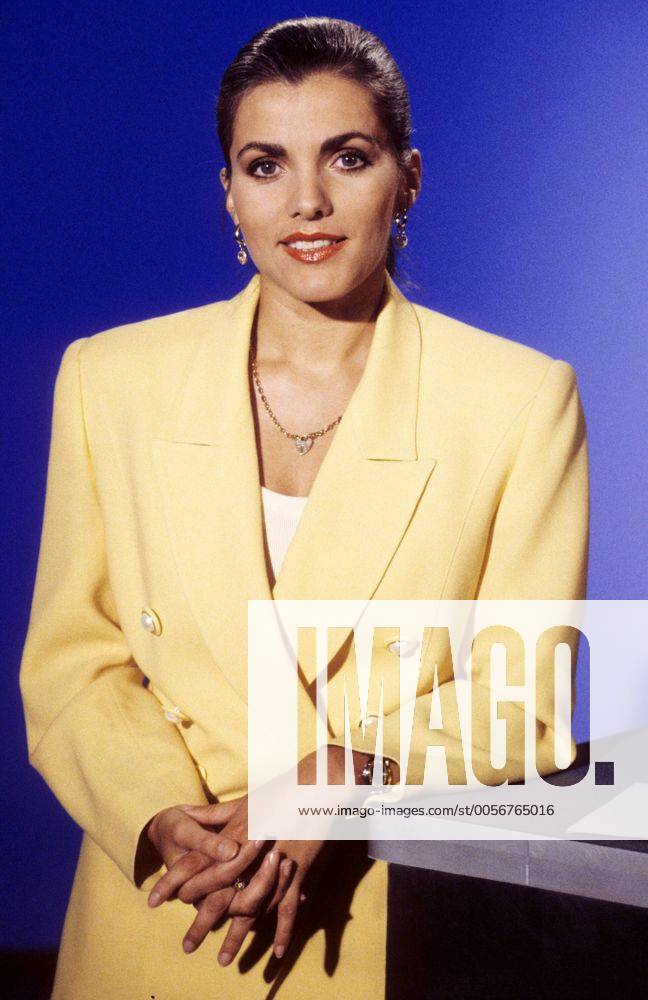 Birgit Schrowange 04 92 nou Frau Fernsehen Moderation dunkelhaarig Blazer gelb seriös hoch halb stehend angelehnt Tisch Hände lächelnd