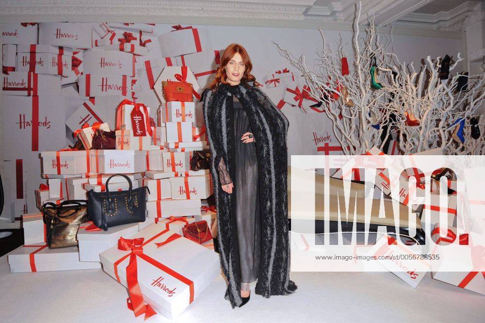 Florence Welch, die Florence and the Machine Sängerin beim Harrods Winter Sale Opening am 27.12.2011 in London Florence and the Machine Perform at the Opening of Harrods Winter Sale in London on December 27, 2011