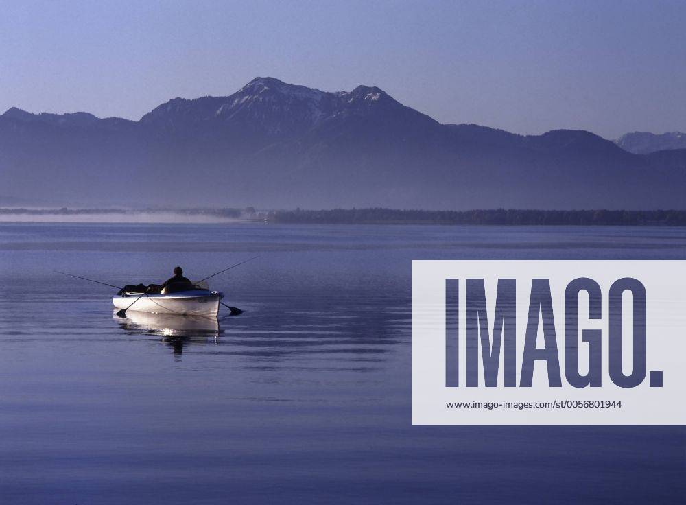 Fischer im Boot am frühen Morgen auf dem Chiemsee, Chiemgau, Oberbayern, Bayern, Deutschland, Europa iblpfm02117619