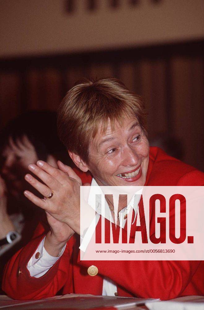Christine Bergmann 03 95 te Frau Politik SPD blond kurzhaarig seriös Blazer rot seriös hoch halb klatschend lachend
