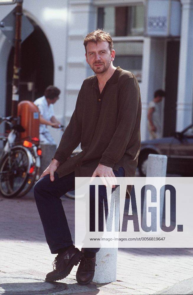 Steve Blame 08 95 bü Mann Programmdirektion Management Musik TV Fernsehen Viva II dunkelhaarig Bart leger Shirt Hose hoch ganz sitzend draußen neutral