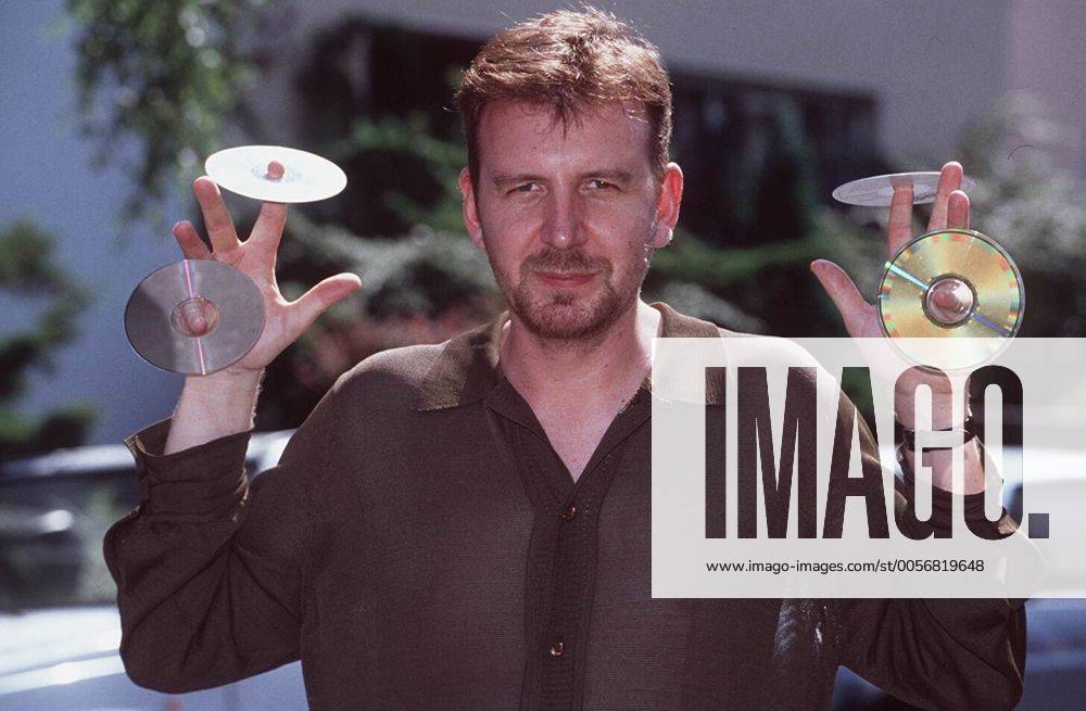 Steve Blame 08 95 bü Mann Programmdirektion Management Musik TV Fernsehen Viva II dunkelhaarig Bart leger Shirt quer halb draußen CD haltend neutral