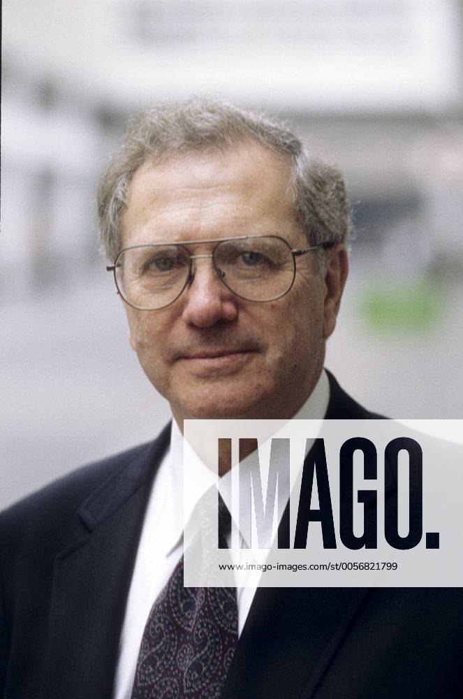 Noah Gordon 10 95 am Autor USA grauhaarig Brille seriös Jackett Krawatte hoch Portrait neutral