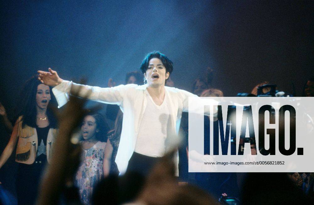 Michael Jackson 11 95 her Mann Musik Gesang Pop USA Hemd leger Studio quer halb stehend Bühne Kulisse singend gestikulierend tanzend