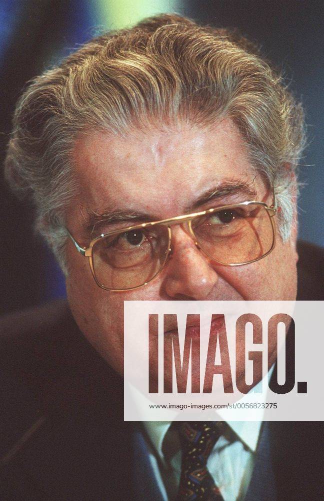 Moritz de Hadeln 02 96 te Mann Film Management Festival grauhaarig Brille seriös Jackett Krawatte hoch Portrait neutral