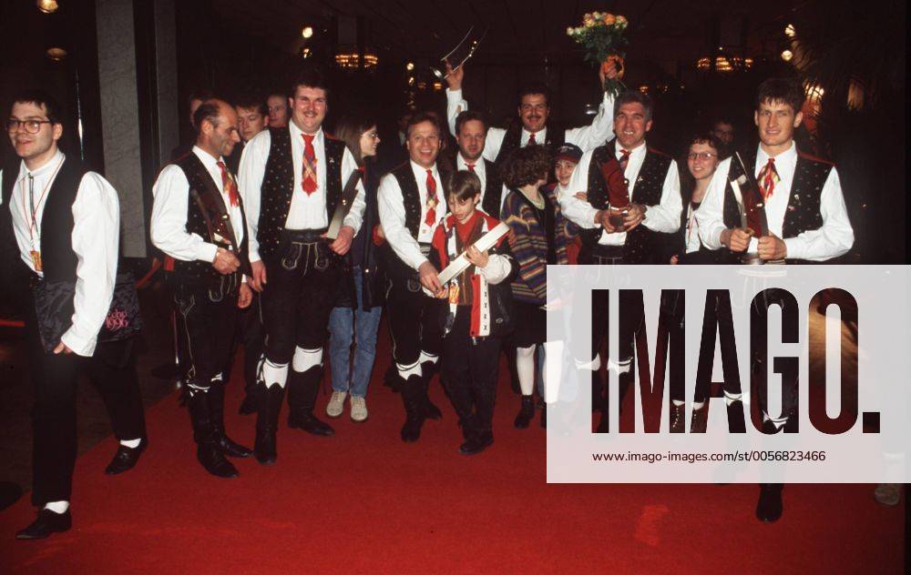 Echo Verleihung 1996 in Hamburg Kastelruther Spatzen mit Echo 96 02 96 her Volksmusik Musik Mann seriös Tracht Weste Stiefel Krawatte Trophäe quer ganz