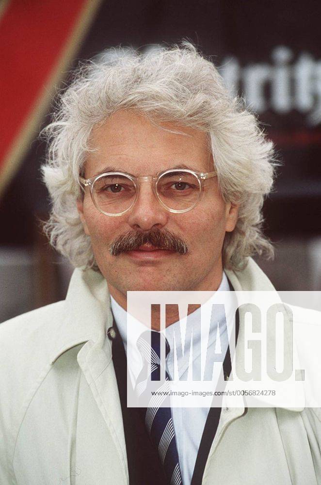 Thomas Roth 09 95 bü Mann Journalismus TV Fernsehen weißhaarig Schnäuzer Brille seriös Krawatte Mantel Auslandskorrespondenz hoch Portrait draußen neutral