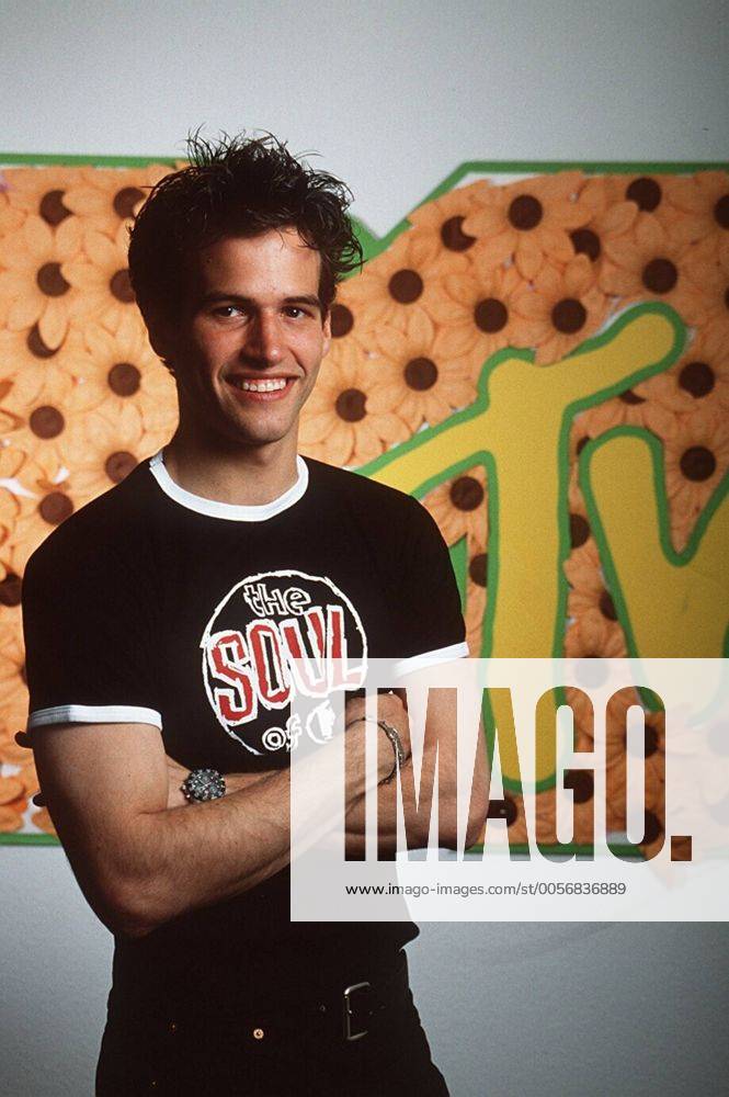 Holger Speckhahn (VJ bei MTV) 04 97 her Mann TV Fernsehen Moderation Musik VJ Videojockey MTV dunkelhaarig leger T-Shirt Logo Studio dekoration Kulisse stehend Arme halb hoch lächelnd