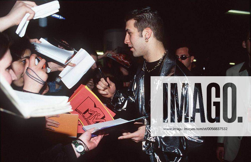 Echo Verleihung 1997 in Hamburg Joey von N SYNC (Popgruppe) 02 97 her Mann Musik Band Gruppe Pop Gesang USA Logo Echo 1997 lächelnd Hemd silber glänzend halb quer Autogramm gebend