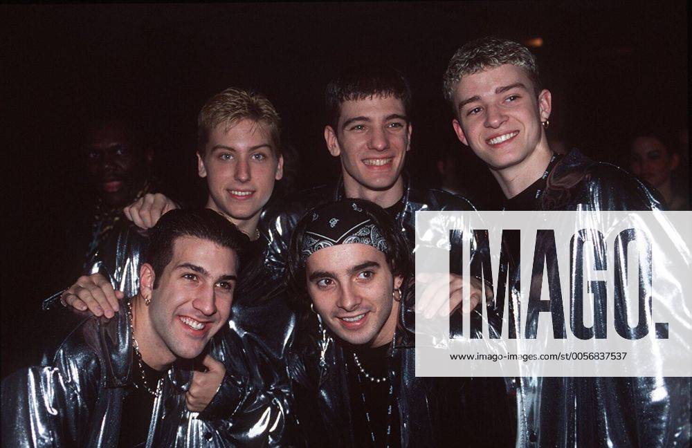 Echo Verleihung 1997 in Hamburg N SYNC (Popgruppe) 02 97 her Mann Musik Band Gruppe Pop Gesang USA Logo Echo 1997 sitzend neutral Hemd silber glänzend halb quer