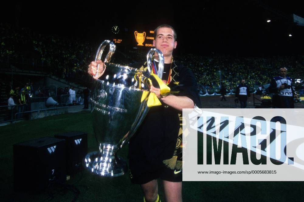 Lars Ricken (BVB) läuft mit der Trophäe eine Ehrenrunde - Borussia Dortmund ist Champions League Sieger 1996 1997 Fußball EC 1 Herren Champions League 1996 1997, Finale, Borussia Dortmund, BVB, Sieg, Sieger, Europapokalsieg Einzelbild München Freude,