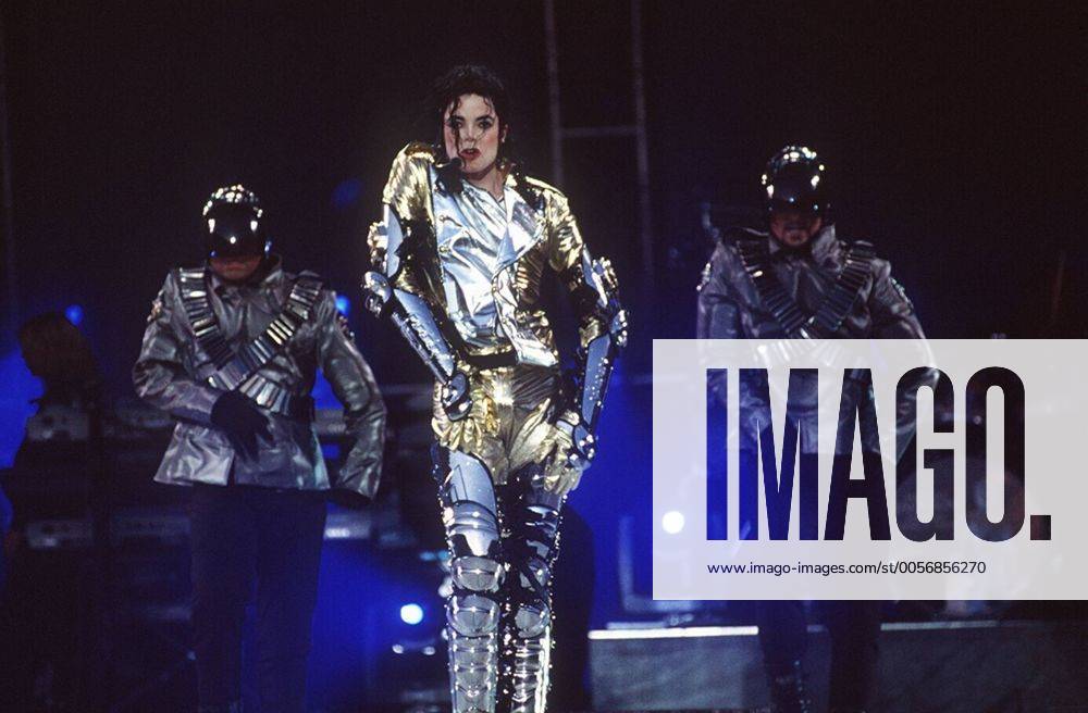 Michael Jackson (Sänger) 05 97 her Mann Musik Gesang Pop USA dunkelhaarig langhaarig Auftritt Bühne Dekoration Verkleidung glänzend silber gold tanzend singend ganz hoch