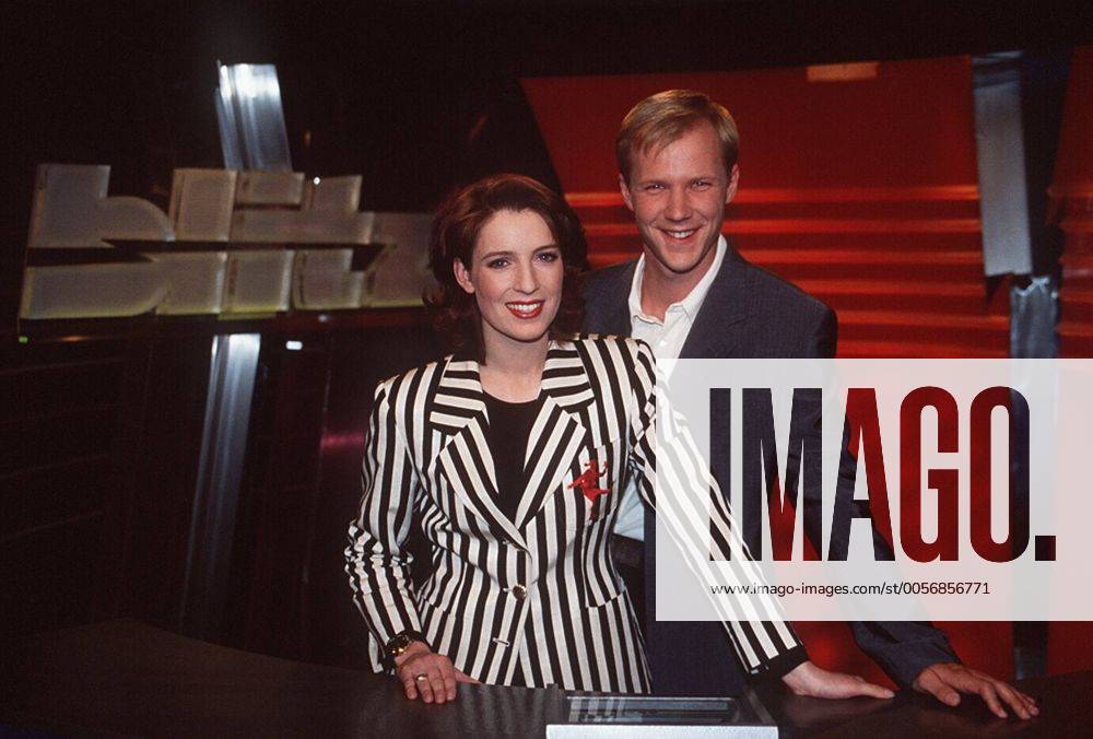 Monica Lierhaus und Uwe Graße in blitz (SAT.1) 05 97 te TV Fernsehen Moderation News Journalismus dunkelhaarig Studio Kulisse Dekoration Logo seriös stehend Tisch aufstützend Unterlagen halb quer lächelnd