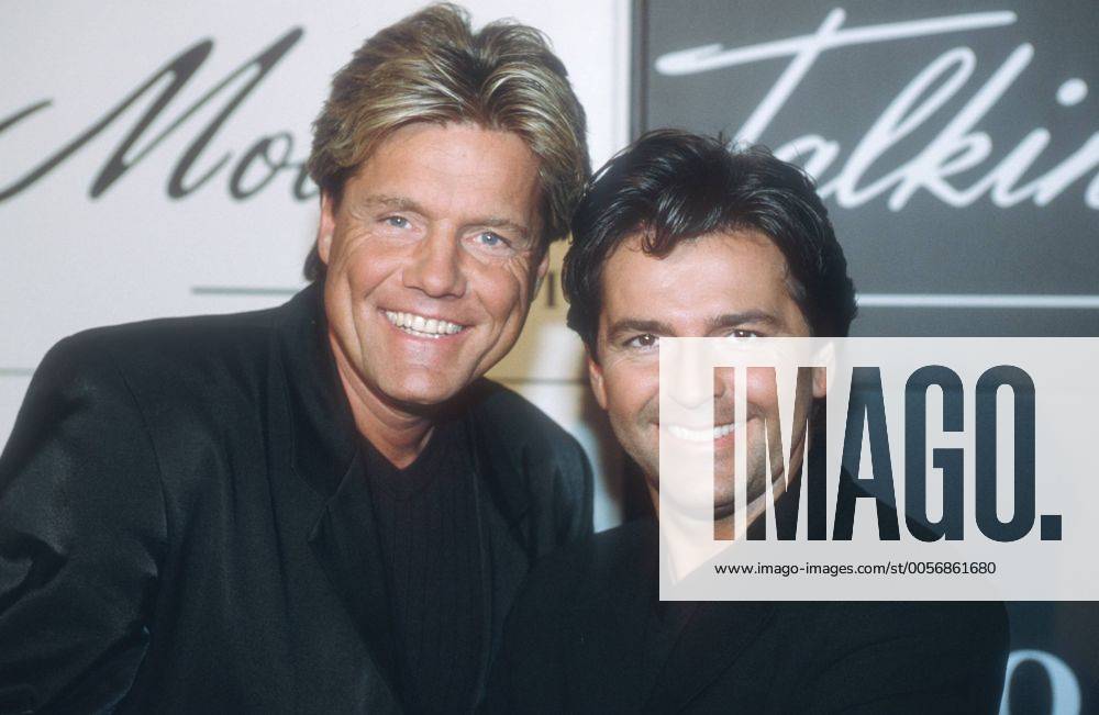Modern Talking Thomas Anders (re.) mit Dieter Bohlen 03 98 am Mann Musik Gruppe Duo Gesang Pop leger stehend Menschen lächelnd halb quer