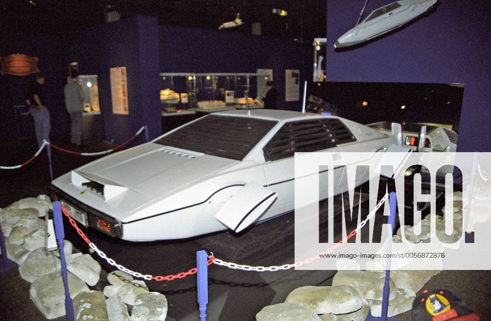 Ausstellung James Bond, die Welt des 007 im Roemer- und Pelizaeus-Museum, Hildesheim Lotus Esprit aus Der Spion, der mich liebte The Spy Who Loved Me