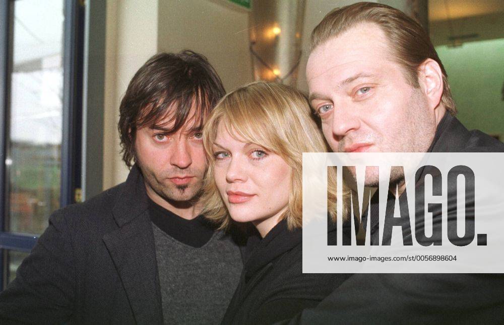 V.l.: Jan Josef Liefers, Anna Loos, Jan Gregor Kremp Farbnegativ 03 00 pp Schauspielerin Schauspieler Schauspiel TV Fernsehen Fernsehfilm Film leger stehend neutral Portrait quer Fototermin Halt mich fest ZDF am 28.03.2000 in Köln