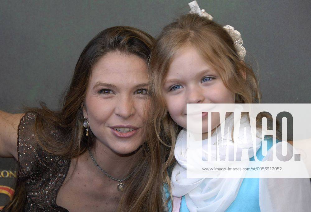 Deutschlandpremiere von Chroniken von Narnia - Prinz Kaspian von Narnia The Chronicles of Narnia: Prince Caspian auf der Burg Kaltenberg in Bayern Susanna Wellenbrink mit Tochter Mia Sophie