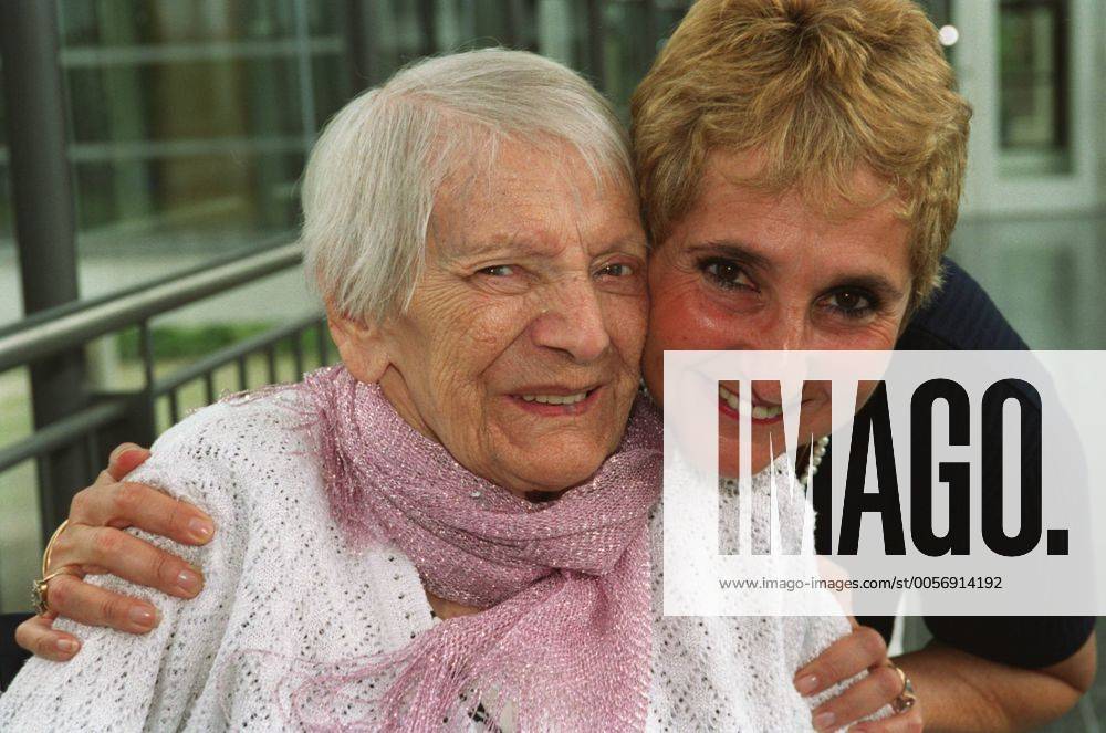 Emilie Schindler (li.) mit ihrer Freundin und Vertrauten Erika Rosenberg 07 01 her Emilie Schindler Frau Witwe von Oskar Schindler Industrieller retteten gemeinsam im zweiten Weltkrieg mehr als 1.200 Juden vor dem Holocaust verfilmt Film Kinofilm Kino Schindlers Liste Erika Rosenberg Vertraute half E. Schindler bei ihren Memoiren In Schindlers Schatten und schrieb auch das Buch Ich, Oskar Schindler leger Portrait quer lächelnd posierend angelehnt umarmend Wange an Wange Fototermin Emilie Schindler am 14.07.2001 in Berlin Farbnegativ