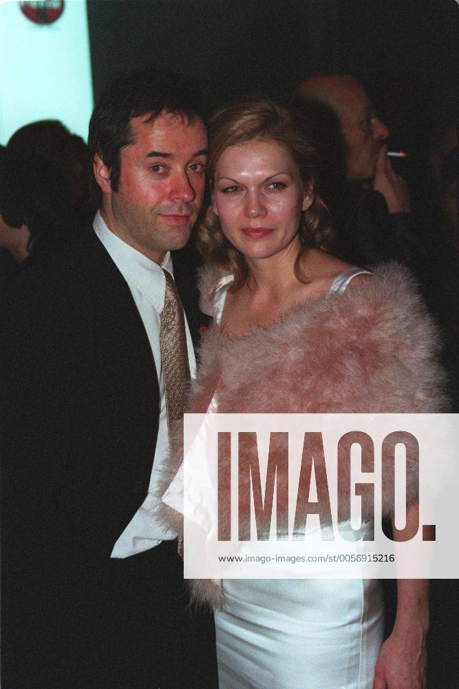 Jan Josef Liefers und Anna Loos 12 01 urb Schauspieler Schauspielerin Schauspiel TV Fernsehen festlich stehend Saal Halle dunkel halb hoch lächelnd sich umschauend angelehnt Aids-Gala am 02.12.2001 in Berlin Farbnegativ
