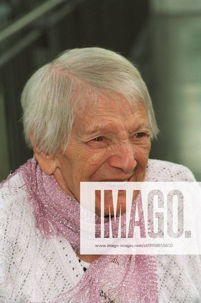Emilie Schindler (Witwe von Oskar Schindler) 07 01 her Frau Witwe von Oskar Schindler Industrieller retteten gemeinsam im zweiten Weltkrieg mehr als 1.200 Juden vor dem Holocaust verfilmt Film Kinofilm Kino Schindlers Liste weisshaarig kurzhaarig leger Strickjacke weiss Tuch Schal sitzend Portrait hoch lächelnd zur Seite schauend Fototermin Emilie Schindler am 14.07.2001 in Berlin Farbnegativ