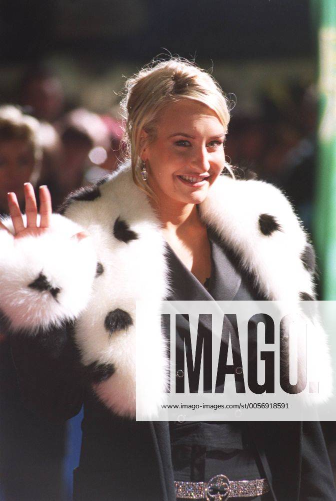 Sarah Connor (Sängerin) 03 02 urb Frau Gesang Musik Pop blondiert blond langhaarig leger Jacke Mantel Schal Kunstpelz Kunst-Pelz künstlich künstlicher unecht unechter falscher stehend draussen Abend Nacht dunkel halb hoch lächelnd grüßend winkend Verleihung Echo 2002 am 07.03.2002 in Berlin