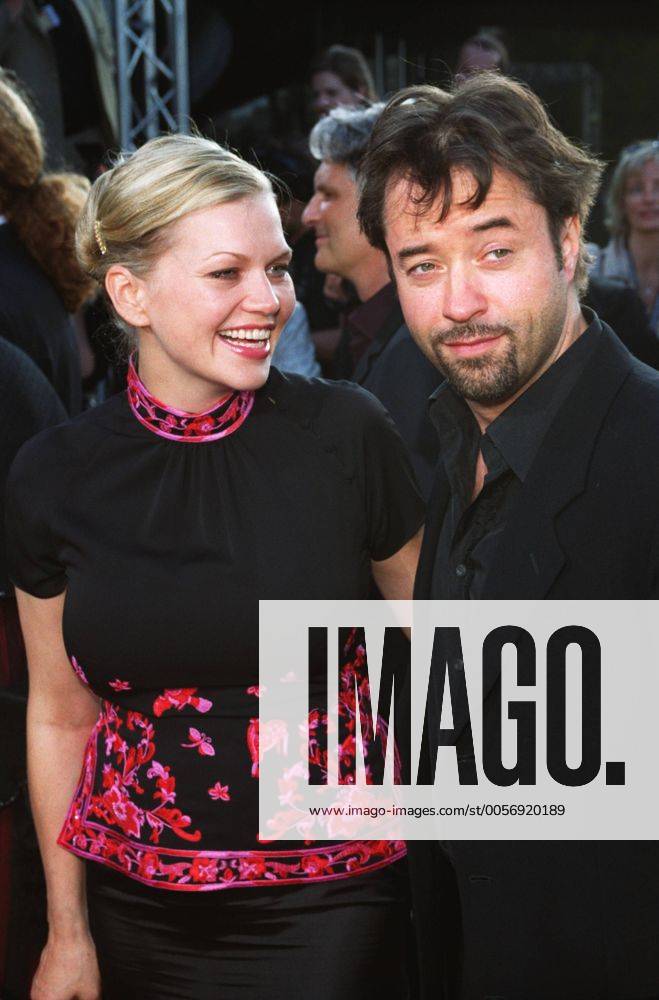 Jan Josef Liefers und Anna Loos 06 02 urb Schauspieler Schauspielerin Schauspiel leger stehend gehend draußen halb hoch lächelnd zur Seite schauend sie lächelt schaut ihn an Schärpe um Baby-Bauch Babybauch schwanger Verleihung Deutscher Filmpreis 2002 am 14.06.2002 in Berlin