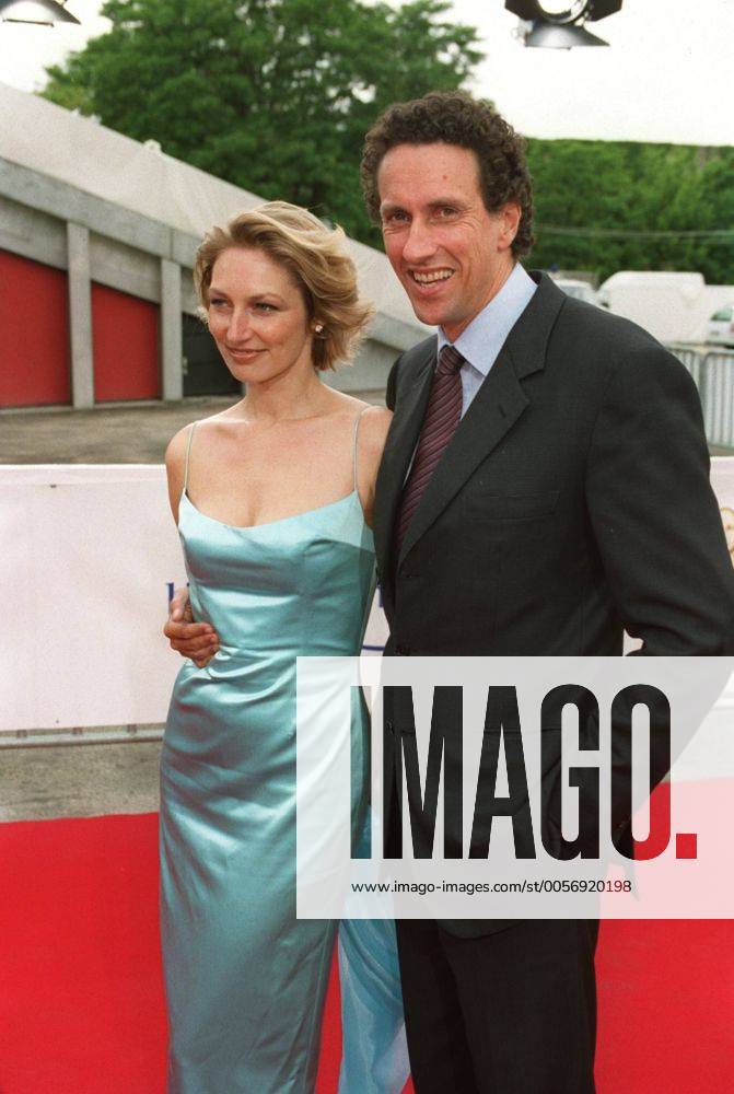 Prof. Dr. Julian Nida-Rümelin mit seiner Ehefrau Nathalie Weidenfeld 06 02 urb Mann Staatsminister für Kultur Politiker Politik Kulturminister Minister Staat Staatsminister Kultur Frau Autorin Buch festlich stehend draußen roter Teppich rot halb hoch lächelnd posierend zur Seite schauend angelehnt umarmend Verleihung Deutscher Filmpreis 2002 am 14.06.2002 in Berlin