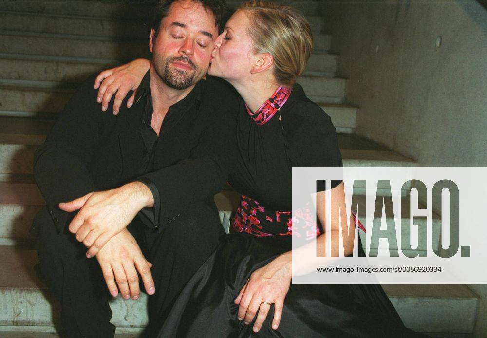 Jan Josef Liefers und Anna Loos 06 02 urb Schauspieler Schauspielerin Schauspiel leger sitzend Stufen Treppe nach Schuhreparatur Schuh-Reparatur umarmt sie ihn und küsst ihn zum Dank auf die Wange küssend angelehnt umarmend halb quer sie schwanger Babybauch Baby-Bauch er sieht müde aus Verleihung Deutscher Filmpreis 2002 am 14.06.2002 in Berlin