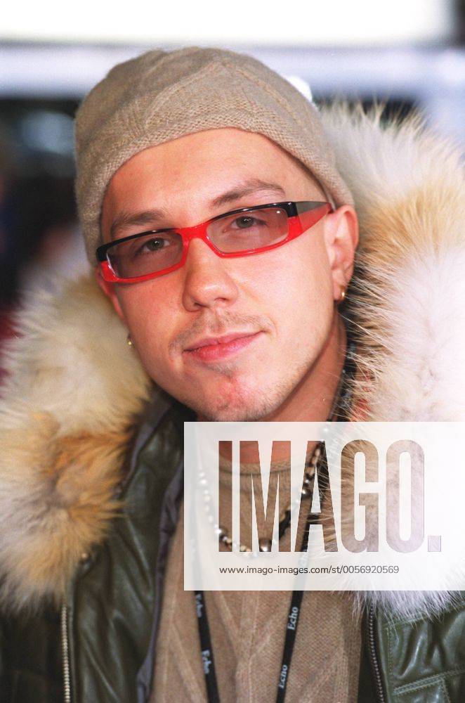 DJ Tomekk (Musiker) 03 02 urb Mann Musik Pop Techno Brille Mütze Schmuck Kette Pelz Pelzkragen Portrait hoch lächelnd Verleihung Echo 2002 am 07.03.2002 in Berlin