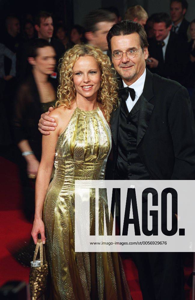 Hans Mahr mit Lebensgefährtin Katja Burkard 11 02 urb Mann Frau Medien Management Manager TV Fernsehen Moderation Moderatorin Punkt 12 RTL Magazin langhaarig blond Locken lockig Brille festlich Abendkleid lang bodenlang ärmellos Smoking Handtasche stehend draußen roter Teppich halb hoch lächelnd umarmend Fototermin Bambiverleihung am 21.11.2002 in Berlin