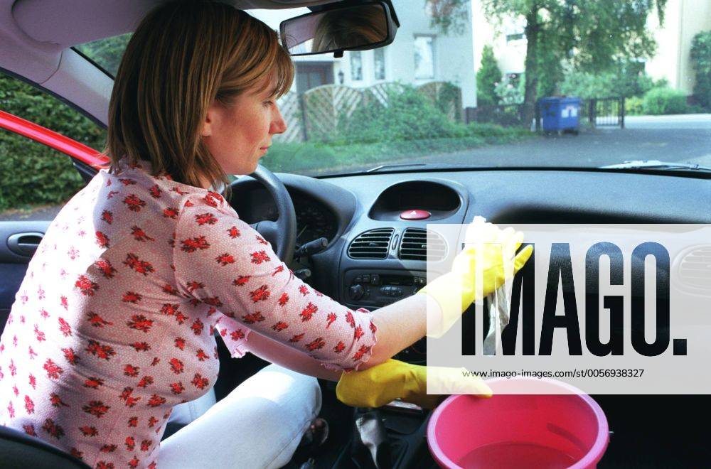 Feature Symbol: Autopflege, Reinigung des Autos von innen 07 03 thg Alltag Freizeit Frühjahrsputz Auto Fahrzeug Pkw Autoputz Autoreinigung Autopflege Autowäsche Pflege Reinigung Innenraum Fahrgastraum Armatur Armaturen Armaturenbrett Frau quer halb sitzend reinigen putzen sauber machen saubermachen säubern wischen Handschuhe Gummihandschuhe Eimer Wischeimer wischend reinigend Profil