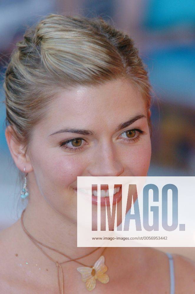 Nina Bott (Schauspielerin) 08 04 her Frau TV Fernsehen Schauspiel Schauspielerin blond langhaarig Hochsteckfrisur seriös Top Spaghettiträger hellblau Schmuck Kette Ohrringe Portrait hoch lächelnd Halbprofil Film-Premiere Catwoman am 05.08.2004 in Hamburg