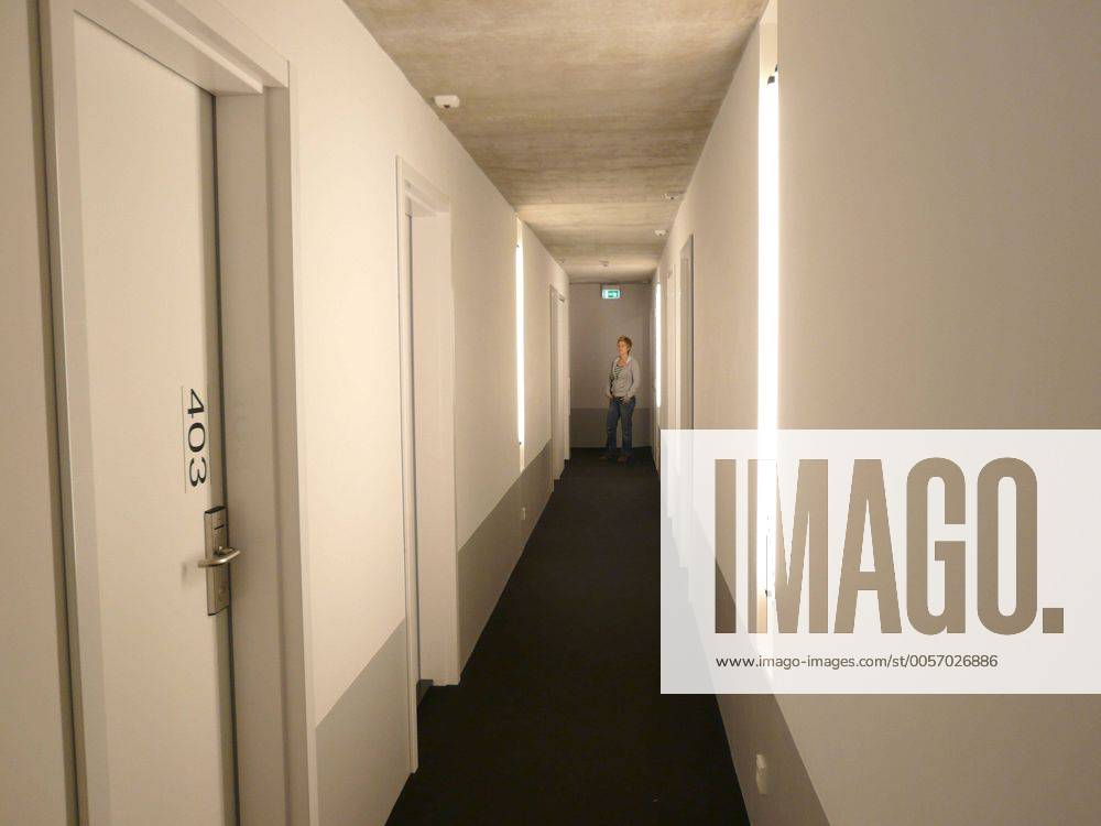Feature Symbol: Hotel 10 08 pp Belgien Antwerpen Hotel Hotelflur Flur Hotel-Flur Gang Zimmer Hotelzimmer Tür Türen Zimmernummer Zimmer-Nummer Gast Hotelgast Notausgang Fluchtweg Korridor hotel Korridor belgium antwerp quer