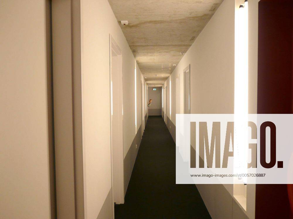 Feature Symbol: Hotel 10 08 pp Belgien Antwerpen Hotelflur Hotel Flur Hotel-Flur Gang Zimmer Hotelzimmer Tür Türen Gast Hotelgast Notausgang Fluchtweg Korridor hotel Korridor belgium antwerp quer