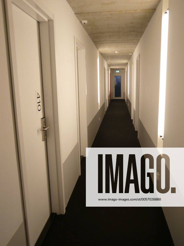 Feature Symbol: Hotel 10 08 pp Belgien Antwerpen Hotelflur Hotel Flur Hotel-Flur Gang Zimmer Hotelzimmer Tür Türen Zimmernummer Zimmer-Nummer Notausgang Fluchtweg Korridor hotel Korridor belgium antwerp hoch