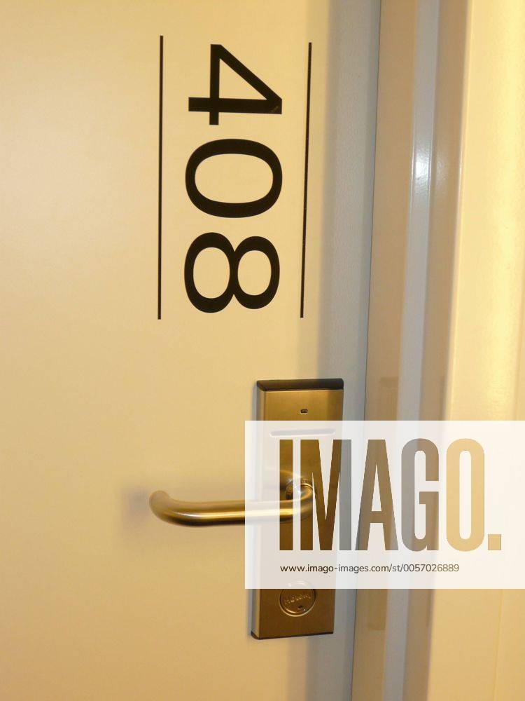 Feature Symbol: Hotel 10 08 pp Belgien Antwerpen Hotel Flur Hotel-Flur Gang Zimmer Hotelzimmer Tür Türen Klinke Türklinke Schloss Türschloss Nummer Zahl Zimmernummer Zimmer-Nummer Karte Zimmerkarte Zimmer-Karte elektronisch elektronische Kartensystem Karten-System Sicherheit verschlossen verschließen geschlossen schließen abschließen doorknob hotel Korridor belgium antwerp hoch