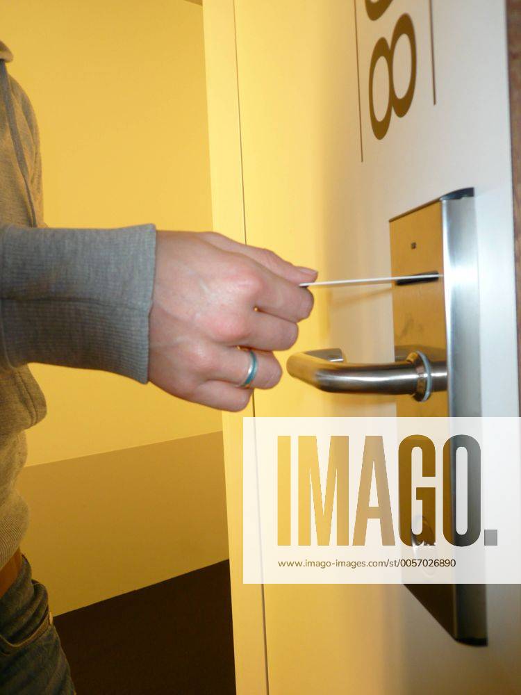 Feature Symbol: Hotel 10 08 pp Belgien Antwerpen Hotel Flur Hotel-Flur Gang Zimmer Hotelzimmer Tür Türen Klinke Türklinke Schloss Türschloss Karte Zimmerkarte Zimmer-Karte elektronisch elektronische Kartensystem Karten-System Sicherheit verschlossen verschließen geschlossen schließen abschließen aufschließen öffnen doorlock lock hotel Korridor belgium antwerp hoch